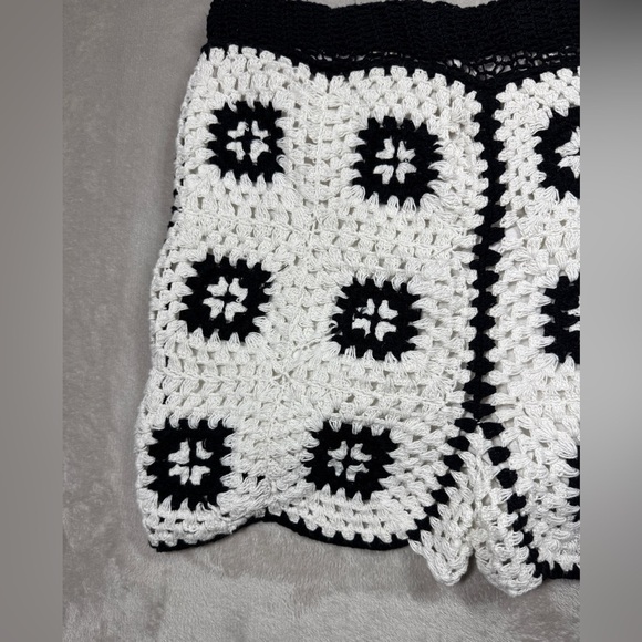 Urban Outfitters Granny Square Crochet Black White Boho Shorts Size Large - Picture 11 of 16